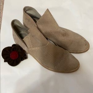 Eileen Fischer perforated leather boots size 8.5